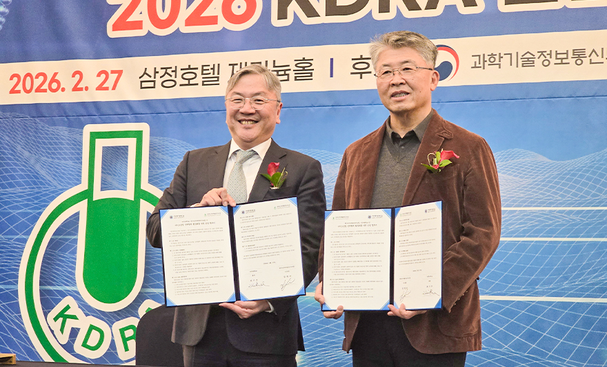 아주대학교와 한국신약개발연구조합(이하 신약조합)이 지난 27일, 경기도 바이오산업의 지산학 협력체계 고도화 및 성과 창출을 위한 업무협약을 체결했다. 협약식에는 최기주 아주대 총장과 김정진 신약조합 이사장 등 양측 주요 관계자들이 참석했다.   신약조합은 국내 제약·바이오 기업의 연구개발(R&D) 촉진과 산업 경쟁력 강화를 위해 설립된 전문 기관이다. 회원사 간 기술·정보 교류와 정책 제안, 사업화 및 글로벌 진출 지원을 통해 국내 신약 개발 생태계의 기반을 구축하고 있다.  양 기관은 이번 협약을 통해 바이오산업 산학협력 생태계 강화를 목표로 ▲ 기술거래 및 사업개발(BD) 활성화 ▲ 유망 벤처·스타트업 투자 유치 지원 ▲첨단 바이오 특화교육을 통한 전문 인재 양성 ▲ 협의체 구성을 통한 정기적 교류 및 협력 체계 구축 등의 분야에서 협력하기로 했다.
